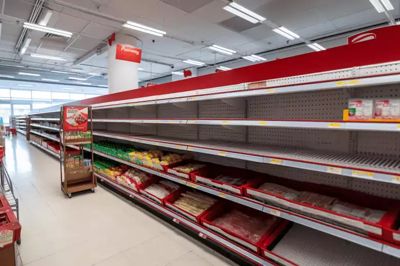 Un supermarché avec des rayons vides à cause de ruptures de stocks
