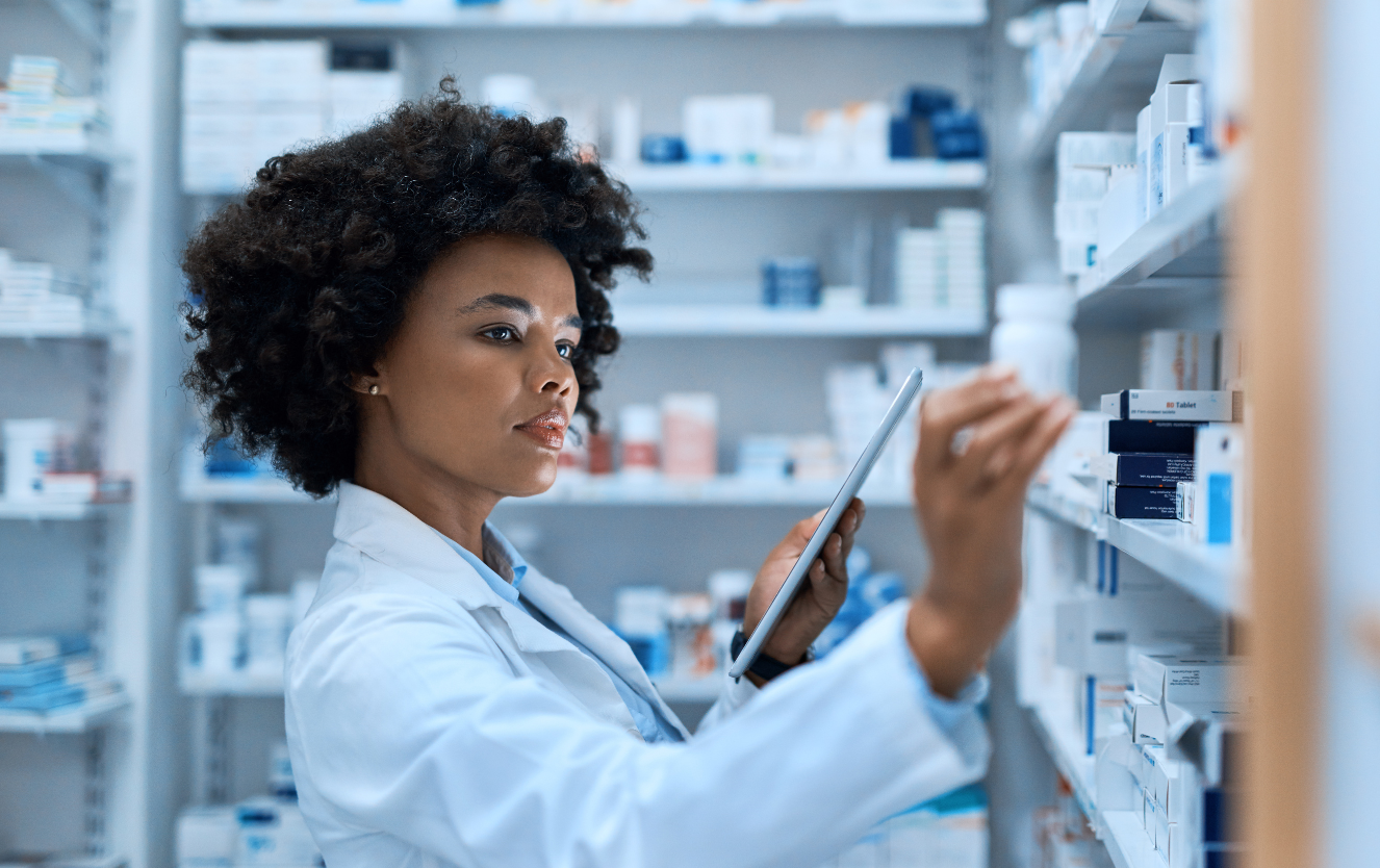 Une pharmacienne qui organise les rayons de sa pharmacie en suivant un planogramme