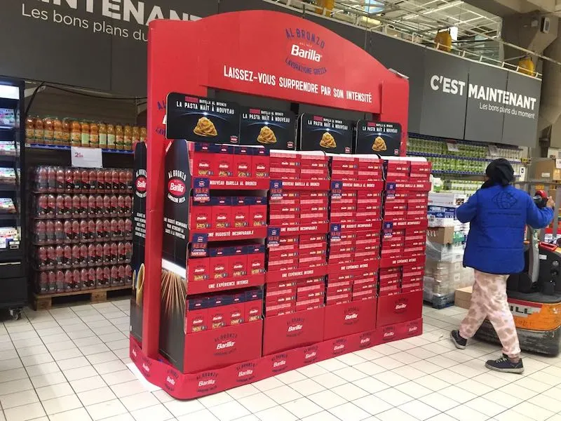 Un présentoir rouge de la marque Barilla qui met en avant les produits